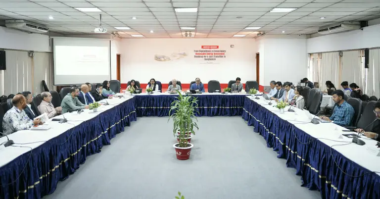 ঢাকার সিরডাপ মিলনায়তনে গোলটেবিল আলোচনা